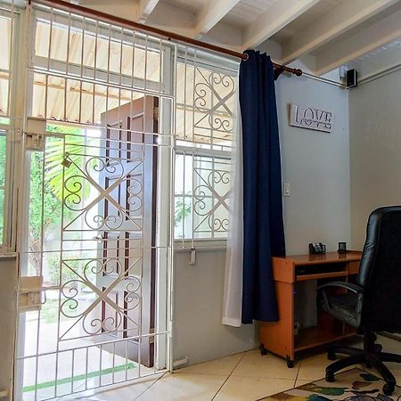 Cheerful 2 - Bedroom Townhouse With Free Parking In New Кингстон Экстерьер фото