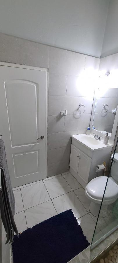 Cheerful 2 - Bedroom Townhouse With Free Parking In New Кингстон Экстерьер фото