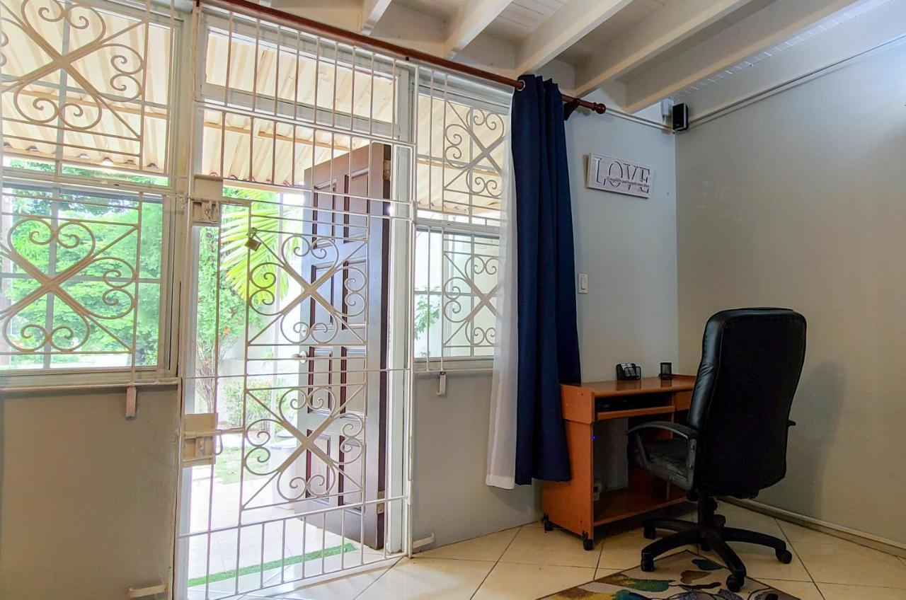 Cheerful 2 - Bedroom Townhouse With Free Parking In New Кингстон Экстерьер фото