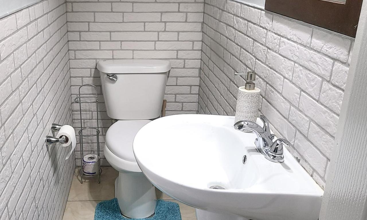 Cheerful 2 - Bedroom Townhouse With Free Parking In New Кингстон Экстерьер фото