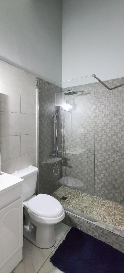 Cheerful 2 - Bedroom Townhouse With Free Parking In New Кингстон Экстерьер фото